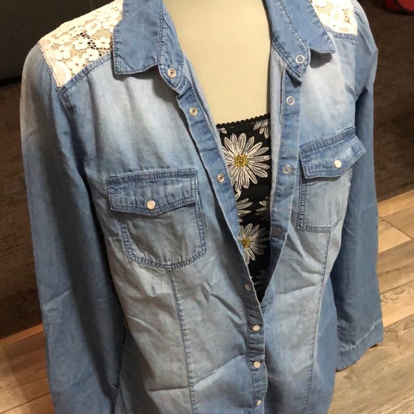 Button up - Picture 3 of 7